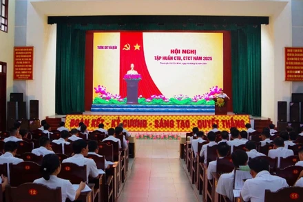 Quang cảnh lớp tập huấn công tác Đảng, công tác chính trị cho cán bộ cấp ủy.