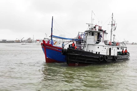 Tàu cá QNg 94373-TS được tàu của Vùng 3 Hải quân lai dắt vào Quân cảng an toàn.