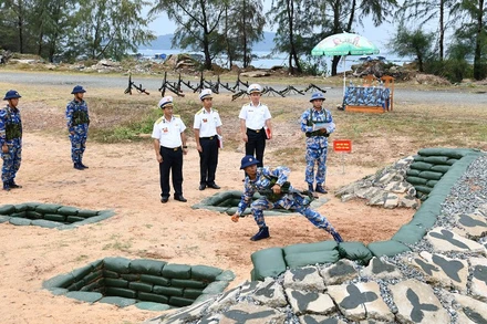 Kiểm tra công tác huấn luyện ném lựu đạn đối với chiến sĩ mới tại Tiểu đoàn 563.
