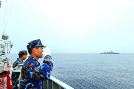 Chỉ huy Biên đội tàu tuần tra chung thực hiện thủ tục chào nhau trên biển giữa tàu hải quân các nước ASEAN.