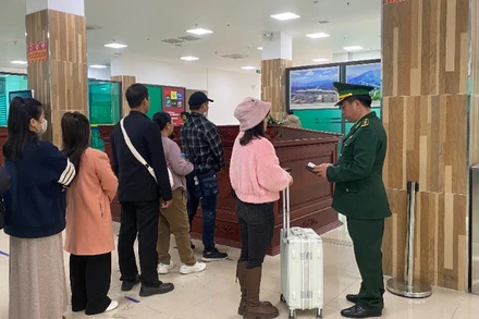 Khách Việt Nam xếp hàng làm thủ tục chiều 5/2 tại Cửa khẩu Quốc tế Lào Cai.