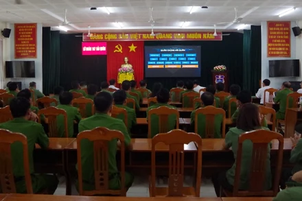 Học viên, cán bộ, chiến sĩ 2 đơn vị Công an nghe giới thiệu về vai trò nòng cốt của lực lượng Hải quân trong nhiệm vụ bảo vệ chủ quyền biển, đảo.