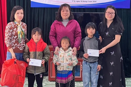 Các mẹ đỡ đầu tặng quà cho các cháu mồ côi.