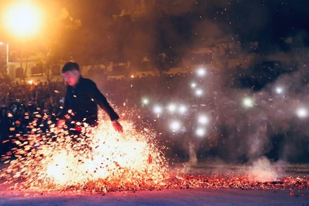 Trò chơi dân gian nhảy trên lửa của bà con dân tộc ở huyện Bắc Hà (Lai Cai) trong dịp đón năm mới 2025. 