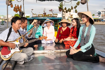 Biểu diễn đờn ca tài tử trên ghe ở chợ nổi Cái Răng.