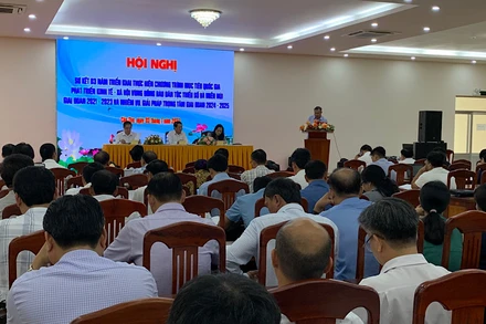 Đại biểu phát biểu ý kiến tham luận tại hội nghị