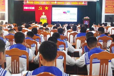 Cán bộ, chiến sỹ Lữ đoàn 167 Hải quân nghiên cứu, trao đổi nâng cao nhận thức pháp luật trên nền tảng số.