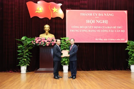 Thay mặt Ban Thường vụ Thành ủy, đồng chí Nguyễn Văn Quảng trao Quyết định Phó Bí thư Thường trực cho đồng chí Nguyễn Đình Vĩnh (trái).