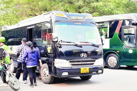 Khu vực Nhà hát Lớn trở thành điểm trung chuyển du khách, gây mất trật tự an toàn giao thông.