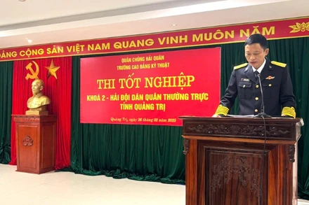 Công bố thi tốt nghiệp cho học viên Khóa 2 lớp Chuyên môn kỹ thuật Hải đội Dân quân thường trực tại Quảng Trị.