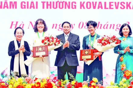 Giải thưởng Kovalevskaia năm 2024 vinh danh PGS, TS Đặng Thị Mỹ Dung, Phó Viện trưởng Viện Công nghệ Nano (thứ hai từ trái sang).