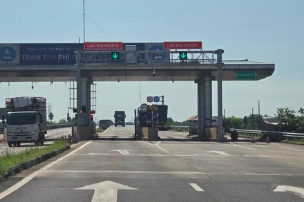 Cao tốc Đà Nẵng-Quảng Ngãi chưa được sửa chữa, nguy cơ tai nạn giao thông luôn rình rập.