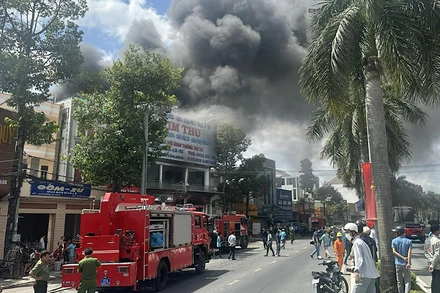 Cột khói của đám cháy bao trùm cả khu vực lớn.