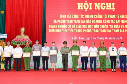 Lãnh đạo Công an thành phố Cần Thơ trao Bằng khen của Ủy ban nhân dân thành phố cho các tập thể tại hội nghị.