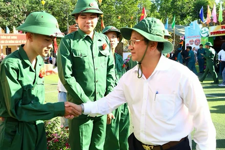 Lãnh đạo thành phố Cần Thơ động viên các thanh niên trước giờ lên đường nhập ngũ.
