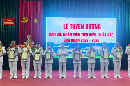 Tuyên dương và trao thưởng cho các cá nhân tiêu biểu, xuất sắc của Chi đội Kiểm ngư số 4.