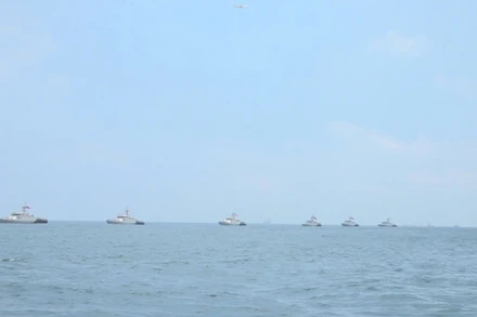 Đội hình tàu Hải quân Indonesia trong buổi tổng duyệt .