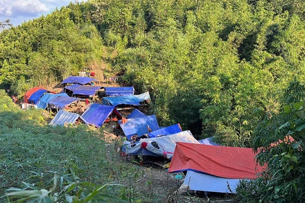 Những lán trại tạm bợ của người dân Bắc Hà tại các vùng sạt lở ngày 15/9.