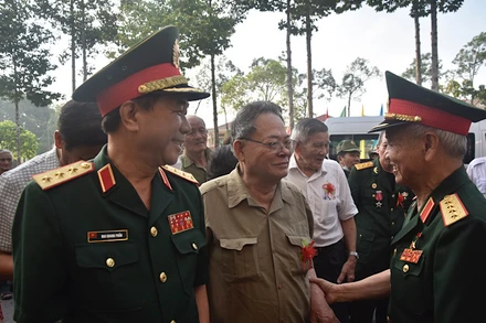 Các cựu chiến binh Trung đoàn 1 U Minh vui mừng tại lễ kỷ niệm