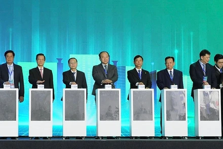 Các đại biểu ấn nút khởi động dự án