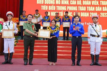 Lãnh đạo Bộ Công an và Trung ương Đoàn trao bằng khen cho các tập thể được tuyên dương