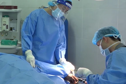 Các bác sĩ bệnh xá đảo Song Tử Tây phẫu thuật cấp cứu cho ngư dân bị tai nạn lao động.