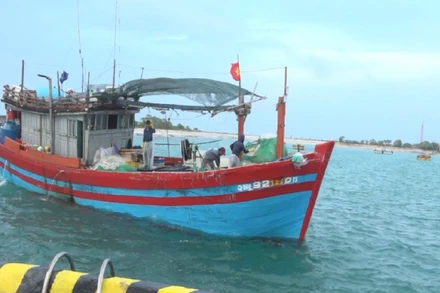 Tàu cá QNg 92180TS cùng 6 ngư dân bị ngộ độc cập cảng Song Tử Tây.