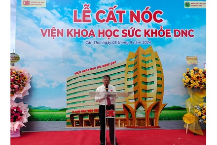 Lãnh đạo nhà trường phát biểu tại buổi lễ.