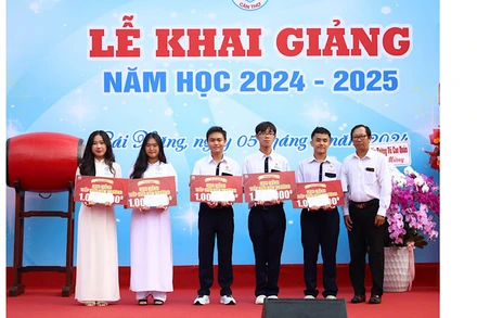 Trao học bổng tiếp sức đến trường cho học sinh Trường THPT chuyên Lý Tự Trọng.