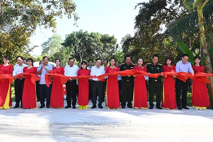 Lãnh đạo Cần Thơ, Bộ Chỉ huy Quân sự thành phố cắt băng khánh thành tuyến giao thông ở xã Nhơn Ái dịp Tết quân dân.