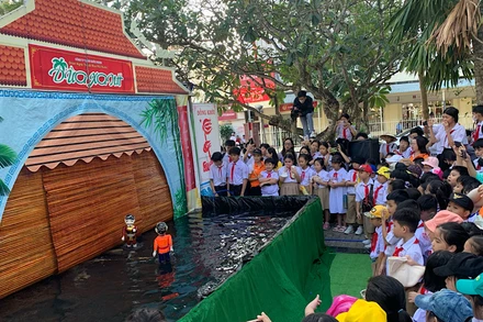 Biểu diễn múa rối nước thu hút đông các em học sinh đến xem.