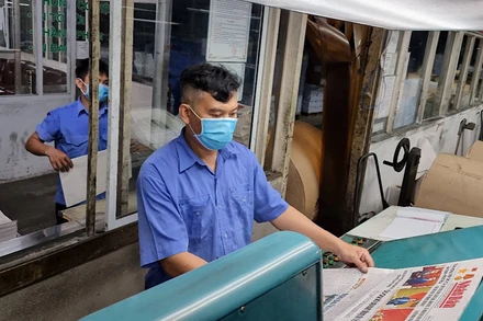 Công nhân Công ty Cổ phần In tổng hợp Cần Thơ kiểm tra bản in các loại báo chí.
