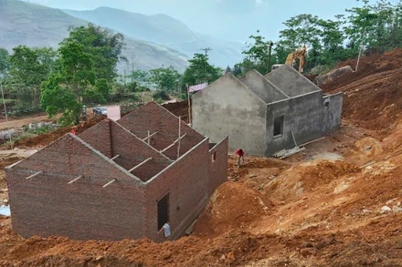 Những ngôi nhà tái định cư tại xã Sàng Ma Sáo, huyện Bát Xát, Lào Cai đang được khẩn trương xây dựng.
