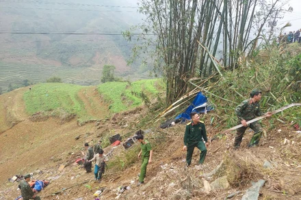 Các lực lượng chức năng đang tiến hành cứu nạn.