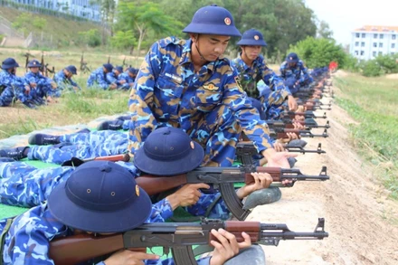 Chiến sĩ mới Vùng 2 Hải quân thực hiện thuần thục các động tác chiến đấu với súng tiểu liên.