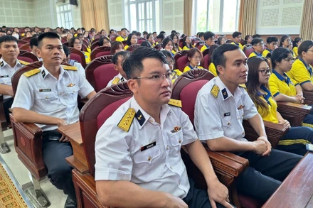 Cán bộ, chiến sĩ Lữ đoàn và sinh viên Trường đại học Tài chính – Marketing lắng nghe tình hình biển, đảo.