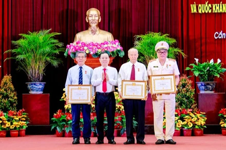 Lãnh đạo Thành ủy Cần Thơ trao Huy hiệu Đảng tặng các đồng chí cao niên tuổi đảng.