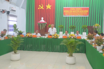 Đồng chí Nguyễn Hòa Bình phát biểu tại buổi làm việc