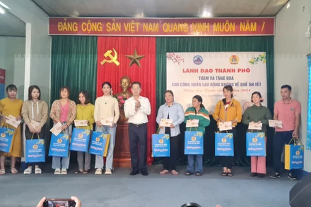 Bí thư Thành ủy Đà Nẵng thăm, chúc tết và tặng quà công nhân lao động hoàn cảnh khó khăn, không có điều kiện về quê đón Tết. 