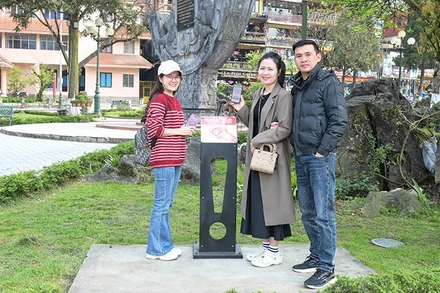 Các bạn trẻ Việt Nam check-in và chia sẻ khoảnh khắc với NFC tại sân Quần, thị xã Sa Pa.