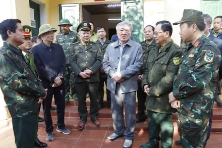 Đồng chí Nguyễn Hòa Bình, Ủy viên Bộ Chính trị, Bí thư Trung ương Đảng, Chánh án Tòa án nhân dân tối cao thăm, động viên, tặng quà các lực lượng chữa cháy rừng tại Vườn Quốc gia Hoàng Liên.