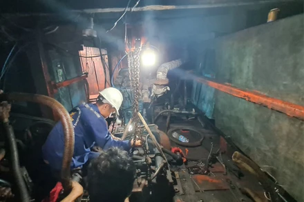 Nhân viên kỹ thuật Trung tâm Dịch vụ Hậu cần-Kỹ thuật đảo Trường Sa đang sửa máy tàu BĐ 985353TS.