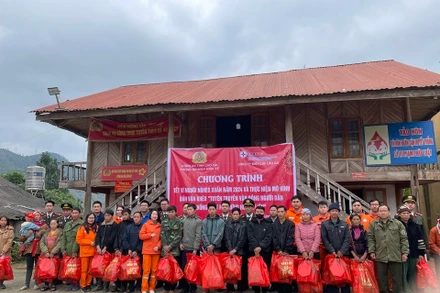 Hai đơn vị phối hợp tặng quà cho bà con xã Bản Hồ, thị xã Sa Pa (Lào Cai).