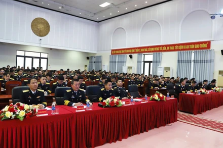 Hàng trăm cán bộ lãnh đạo, chỉ huy các đơn vị cấp tàu, đại đội và tương đương trở lên dự lớp tập huấn cán bộ. 