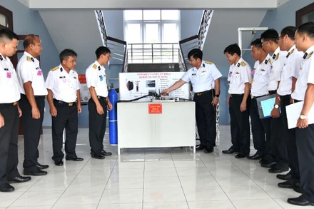 Lãnh đạo, chỉ huy Vùng 5 và các đại biểu tham quan sản phẩm sáng tạo kỹ thuật trong hội thi.