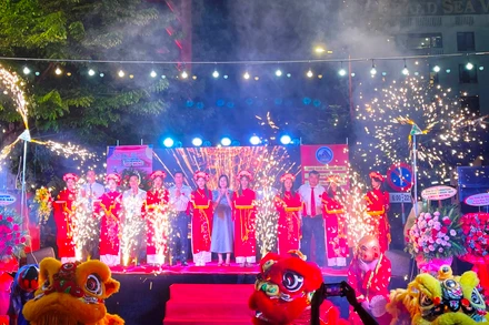 Cắt băng khai trương phố đi bộ và chợ đêm An Thượng.