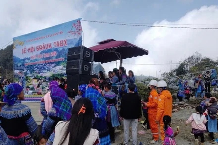 Công nhân Điện lực Mường Khương trực cấp điện cho lễ hội Gầu Tào.