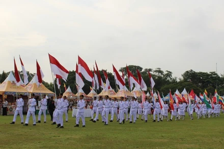 Hải quân Việt Nam tham gia diễu hành đường phố.