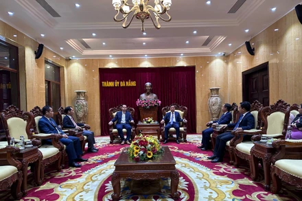 Đồng chí Lê Trung Chinh, Phó Bí thư Thành ủy, Chủ tịch Ủy ban nhân dân thành phố Đà Nẵng tiếp đồng chí Jeremy Bacchi, Ủy viên Bộ Chính trị Đảng Cộng sản Pháp, Thượng nghị sĩ tỉnh Bounche De Rhone, Cộng hòa Pháp.