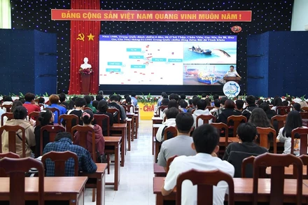 Tuyên truyền biển, đảo cho sinh viên trường Đại học Kiên Giang.